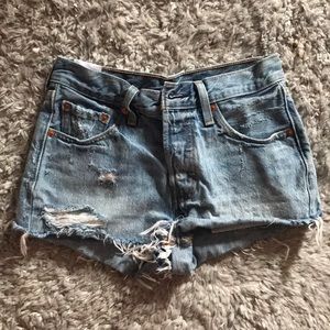 Blue Levi’s shorts